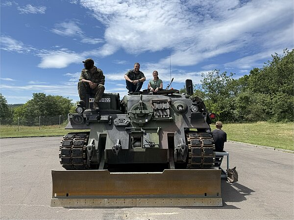 Panzer mit zwei Lehrern darauf