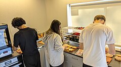 Schüler arbeiten im Schülerkiosk